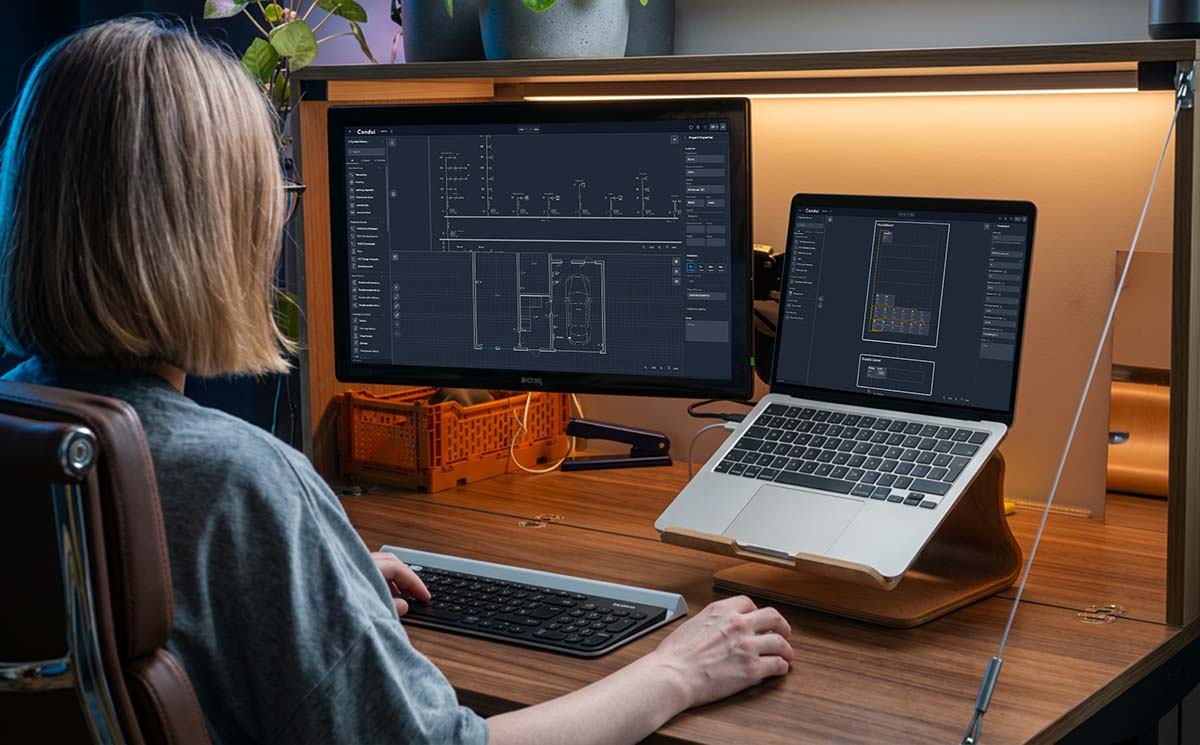 Condui gebruiken op een bureau