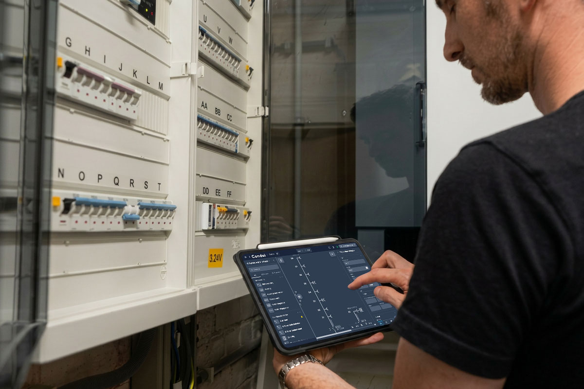 Condui gebruikt op een tablet naast een elektrische installatie